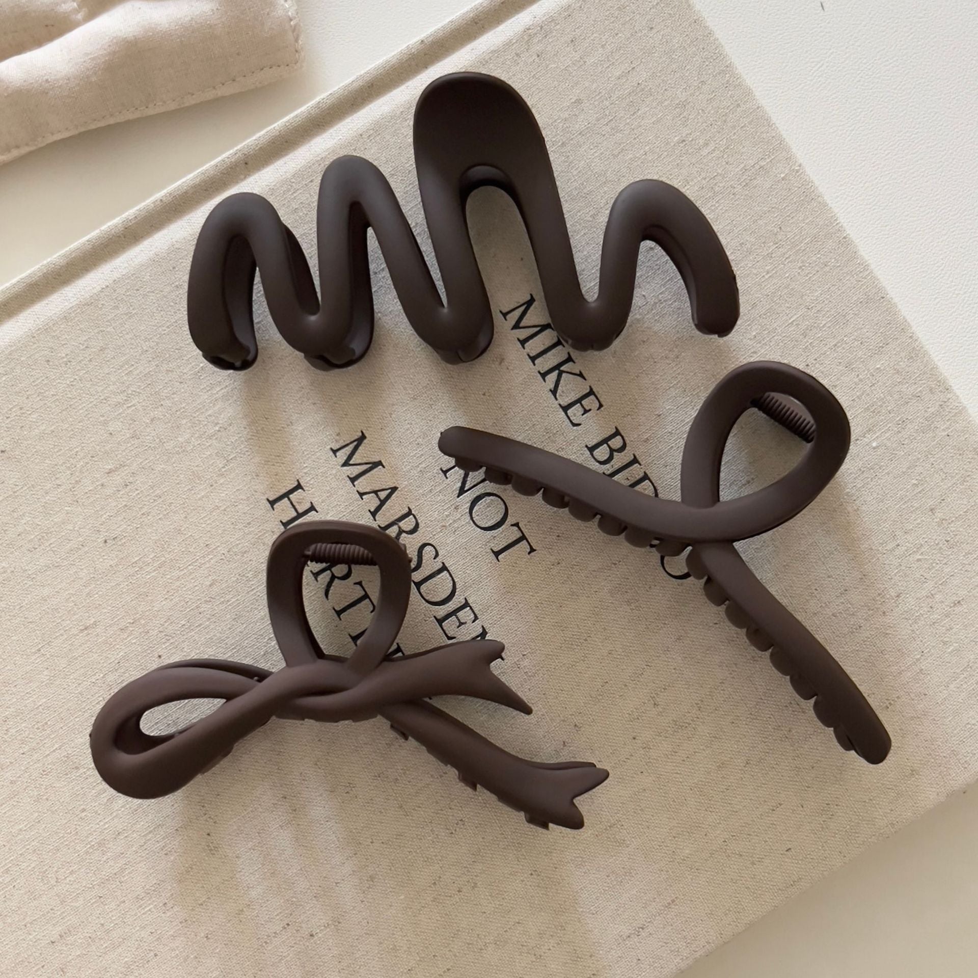 13cm Resin Hair Claw Clip – Stylish Everyday Hair Accessory