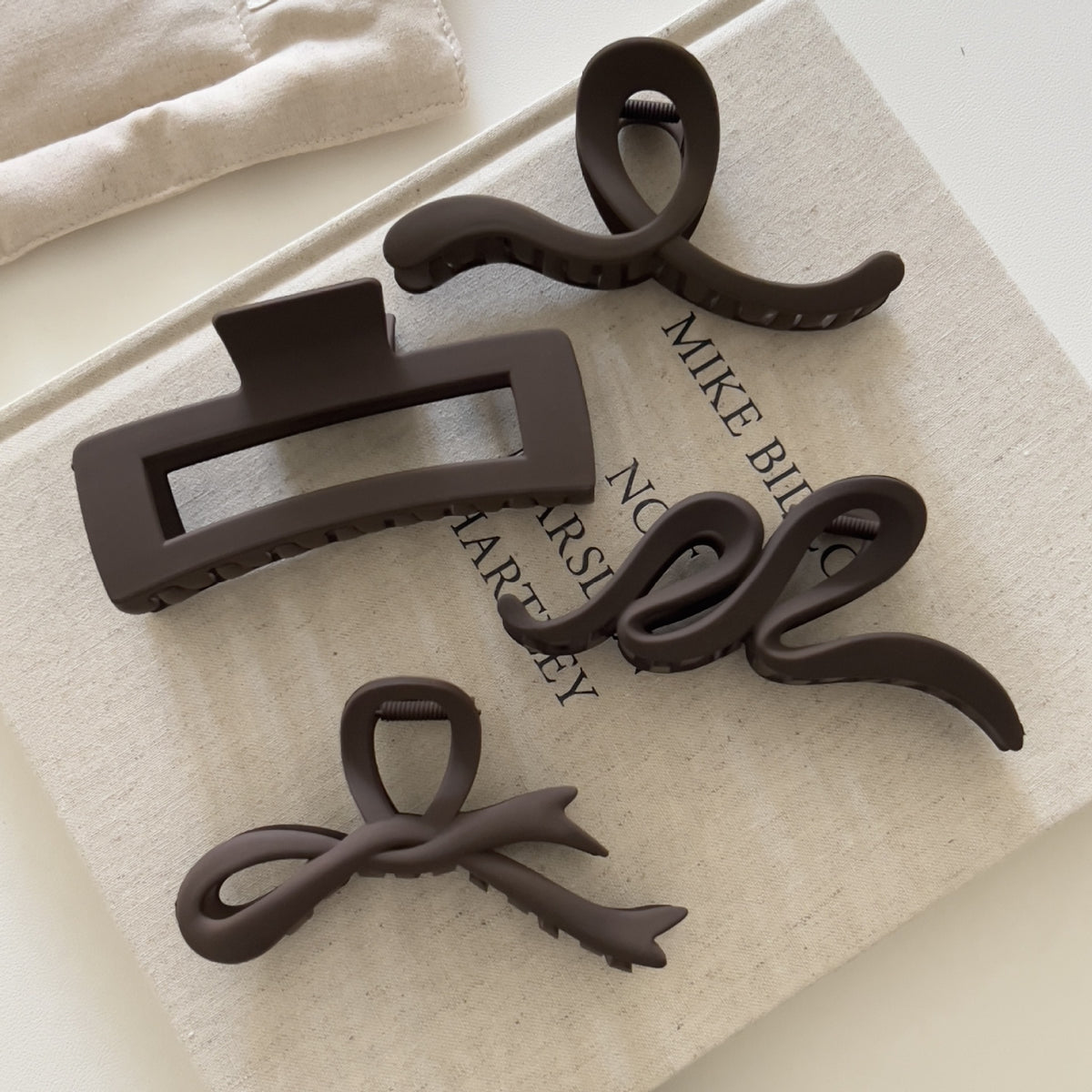 13cm Resin Hair Claw Clip – Stylish Everyday Hair Accessory