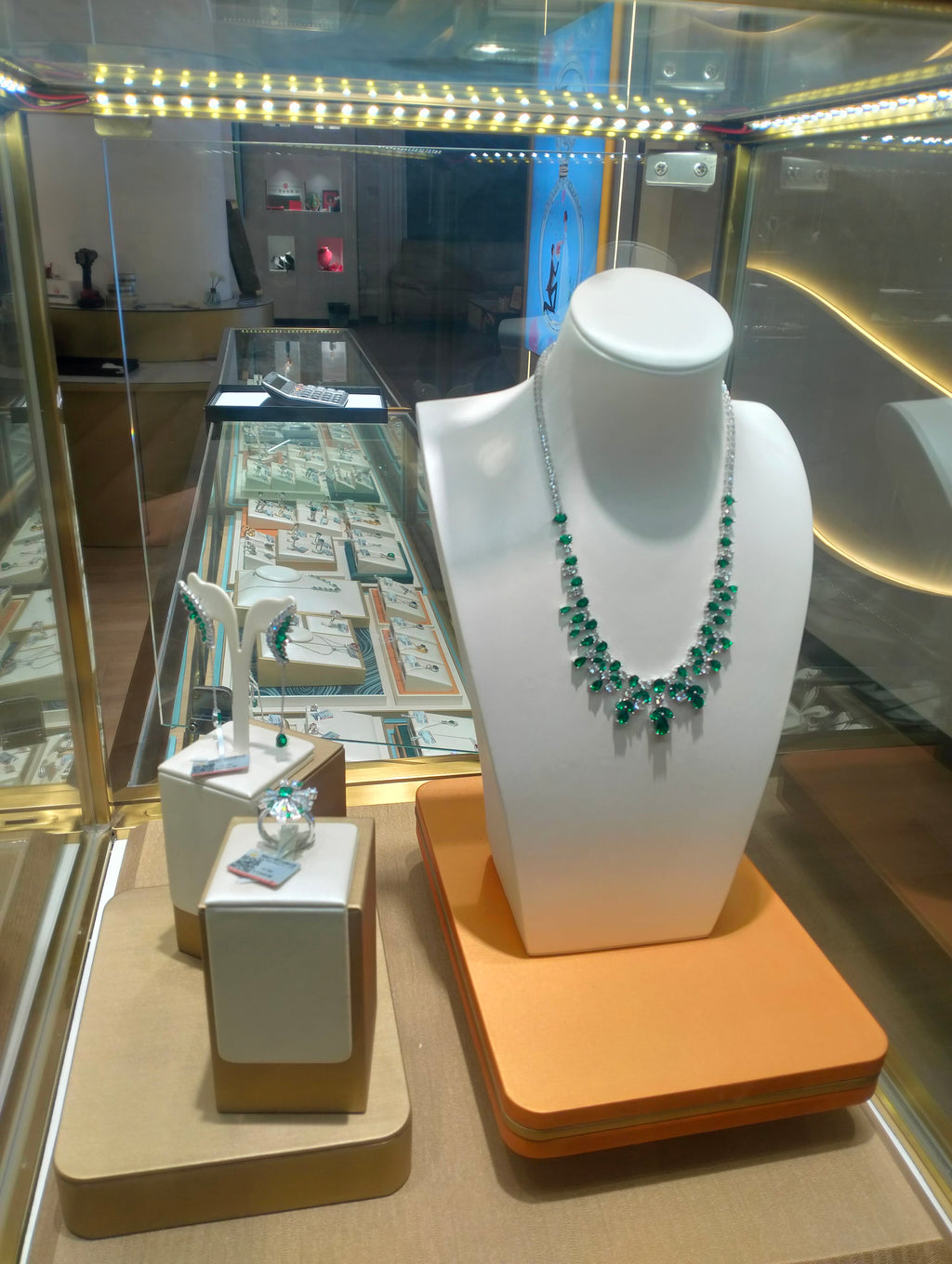 Elegant Cultivated Diamond & Green Gemstone Jewelry Set – Necklace, Earrings & Ring