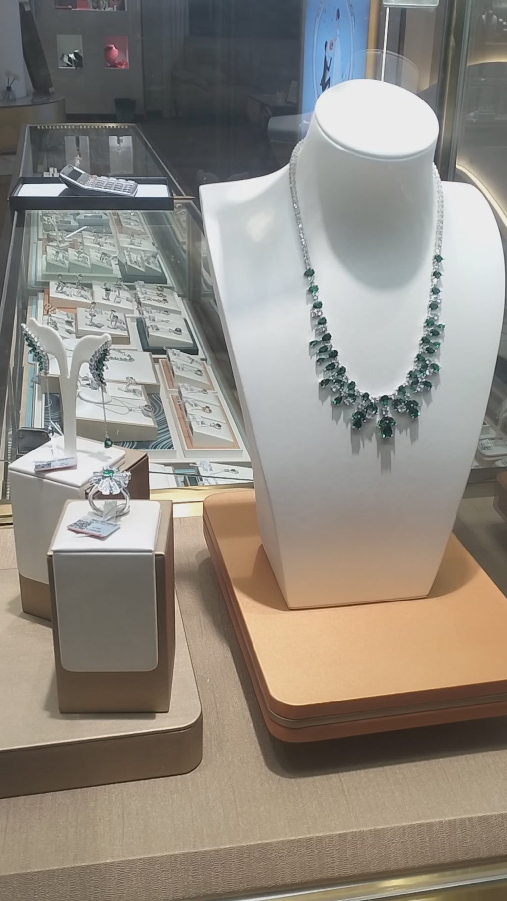 Elegant Cultivated Diamond & Green Gemstone Jewelry Set – Necklace, Earrings & Ring